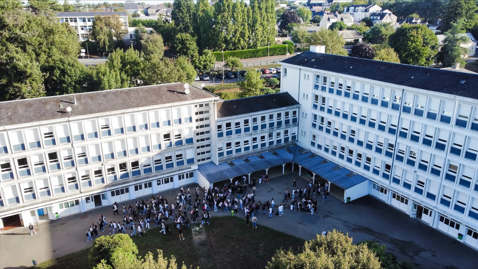 Vue aérienne de l'ensemble scolaire Bourg-Chevreau Sainte-Anne à Segré