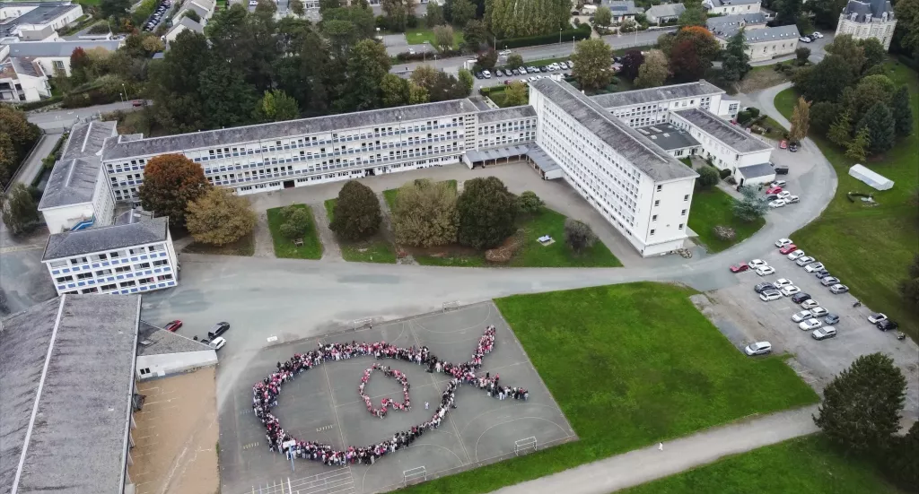 Bâtiment principal de l'ensemble scolaire Bourg-Chevreau Sainte-Anne