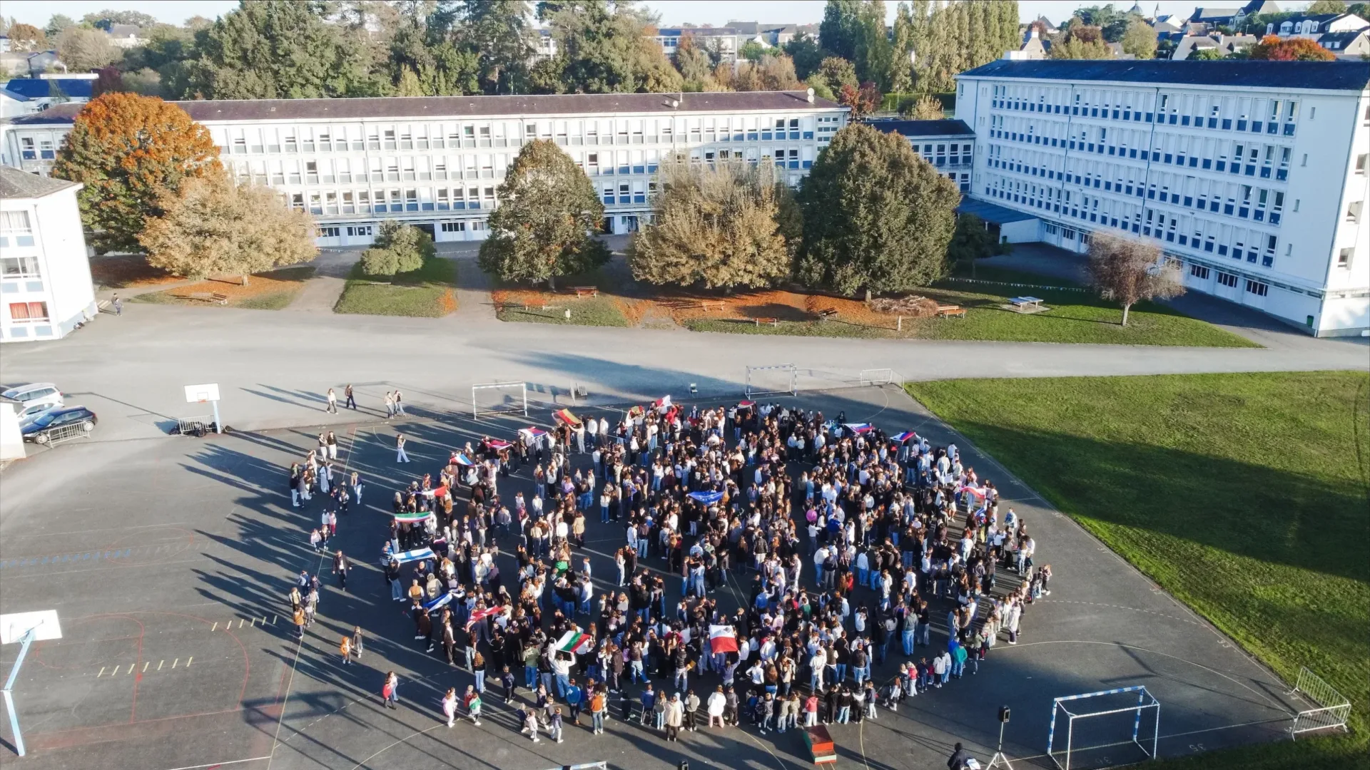 Élèves rassemblés dans la cour du lycée Bourg-Chevreau